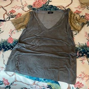 VICI grey v-neck with sequin sleeves- M